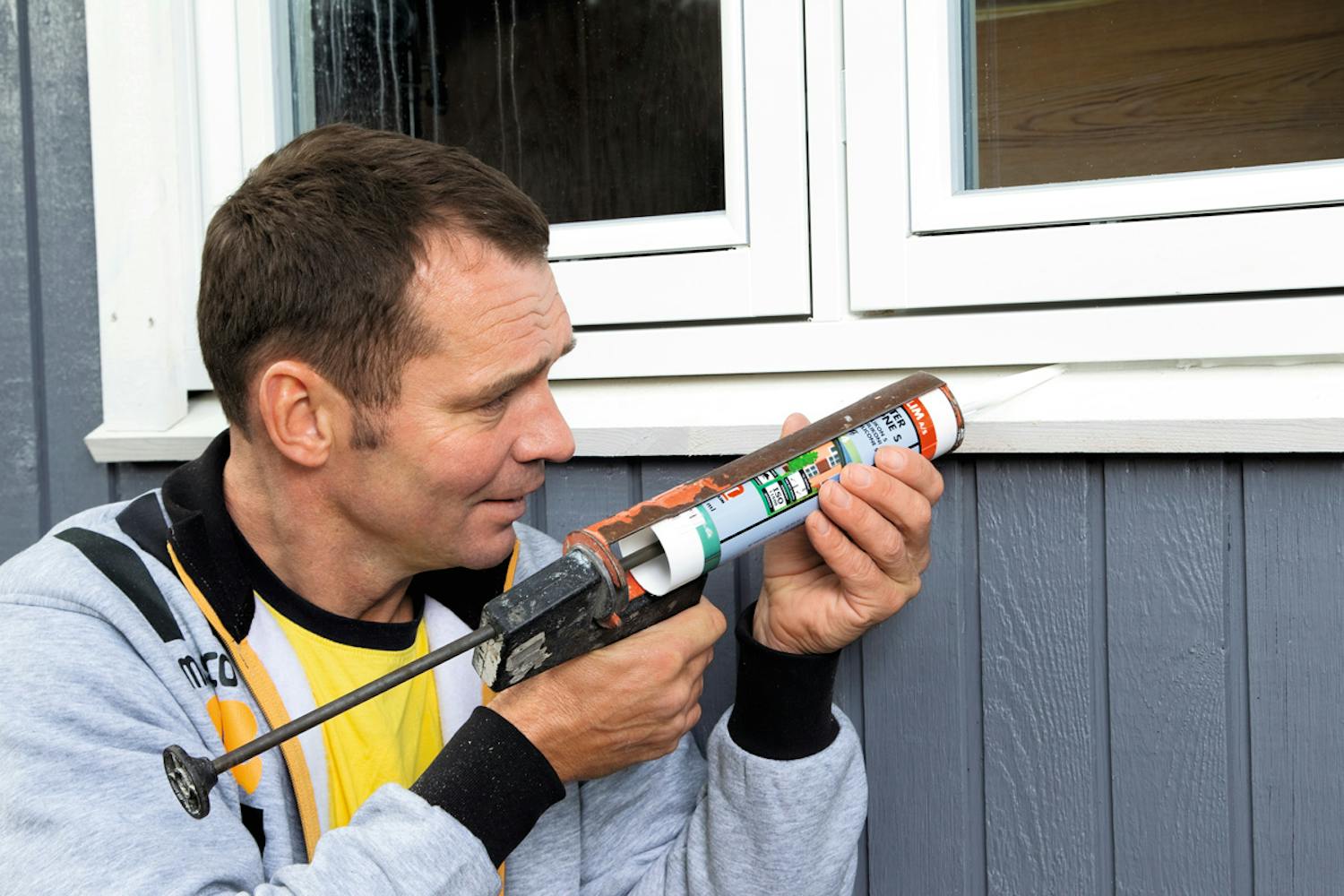 Fogpistolen pressar tätningsmassan ända in i skarvar och sprickor, där spackel inte kommer in. Fogpistolen pressar tätningsmassan ända in i skarvar och sprickor, där spackel inte kommer in.